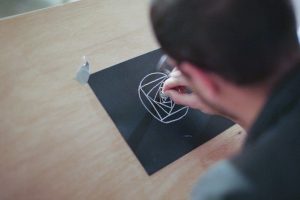 Kreidemalen auf schwarzes Papier im Atelier Colore Studentencafe Ulm