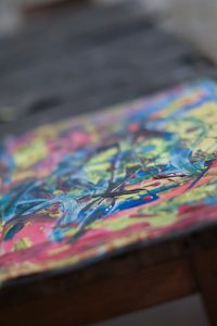 Buntes Acrylbild im Atelier Colore Studentencafe Ulm