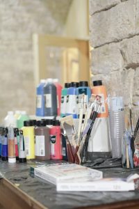Farben, Materialien und Pinsel des Atelier Colore im Studentencafe